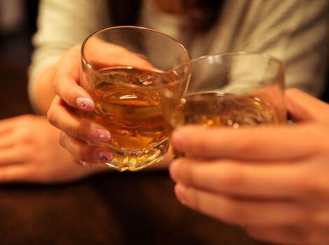 --www.pakutaso.com-shared-img-thumb-NKJ56_jyoseitokanpai