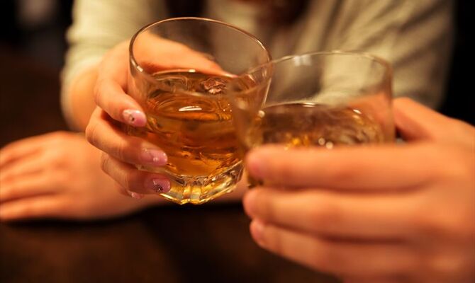 --www.pakutaso.com-shared-img-thumb-NKJ56_jyoseitokanpai